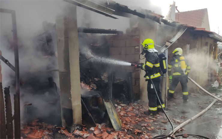 Přístavek u domu zachvátil požár, na místě zasahovalo pět jednotek hasičů