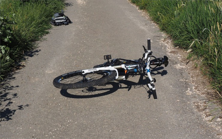 Řidič srazil cyklistu a před příjezdem policie z místa odjel. Pátrá po něm policie