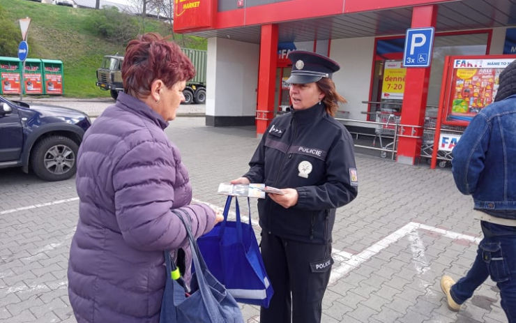 S blížícími se Velikonoci dávejte pozor na zloděje! U nákupních středisek probíhá preventivní akce