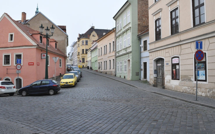 V Dómské ulici začne po Velikonocích rekonstrukce vodovodu a kanalizace