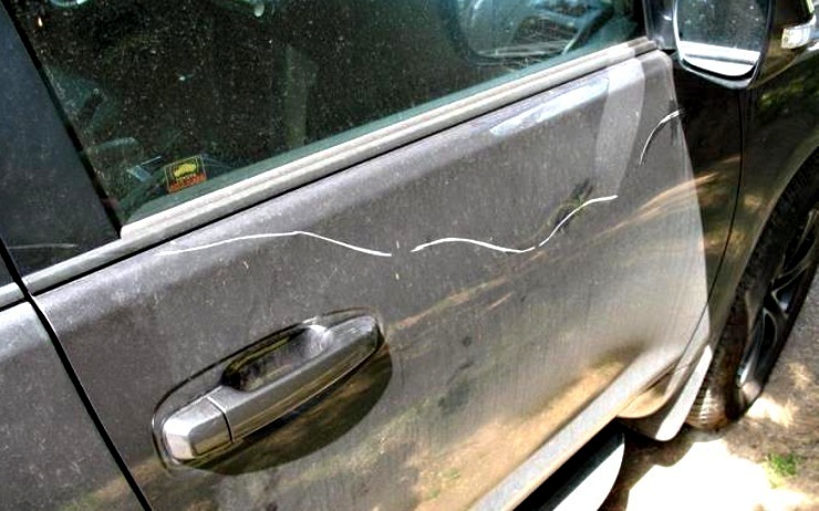 Muž se kvůli neopětované lásce posilnil alkoholem a poškrábal lak auta