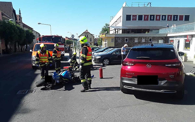 AKTUÁLNĚ: Srážka motorkáře s autem v Litoměřicích, jednoho zraněného odvezla záchranka