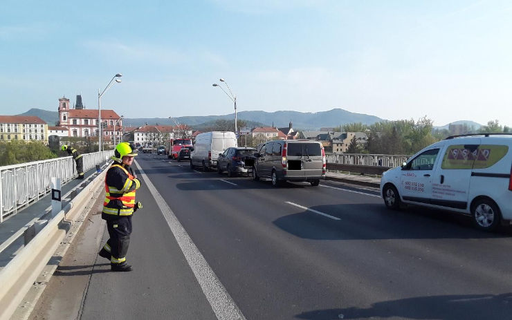 AKTUÁLNĚ OBRAZEM: Hromadná nehoda na Tyršově mostě. Srazilo se pět aut, dva lidé skončili v nemocnici