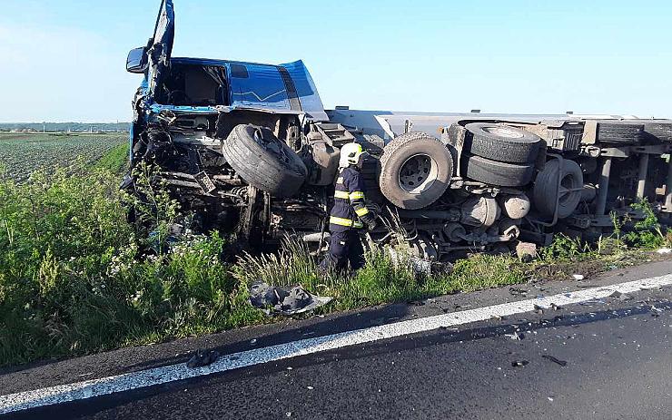 FOTO AKTUÁLNĚ: U vážné nehody kamionu a dvou aut u Lovosic přistával záchranářský vrtulník