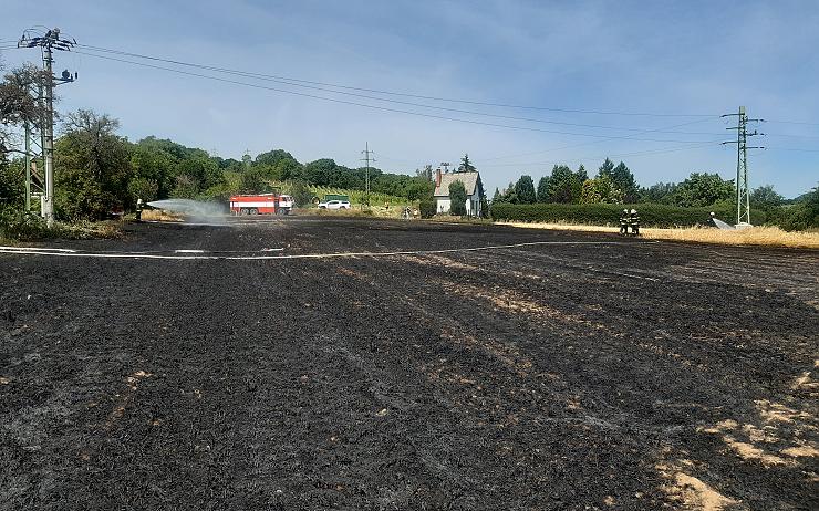 AKTUÁLNĚ: Požár pole na Litoměřicku, způsobila ho jiskra od žací lišty kombajnu