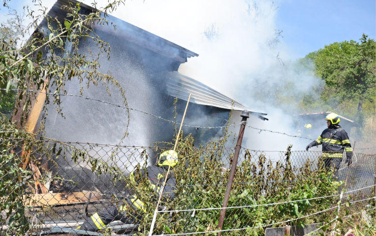 OBRAZEM: Tři jednotky hasičů bojovaly s požárem chatky v Třebouticích