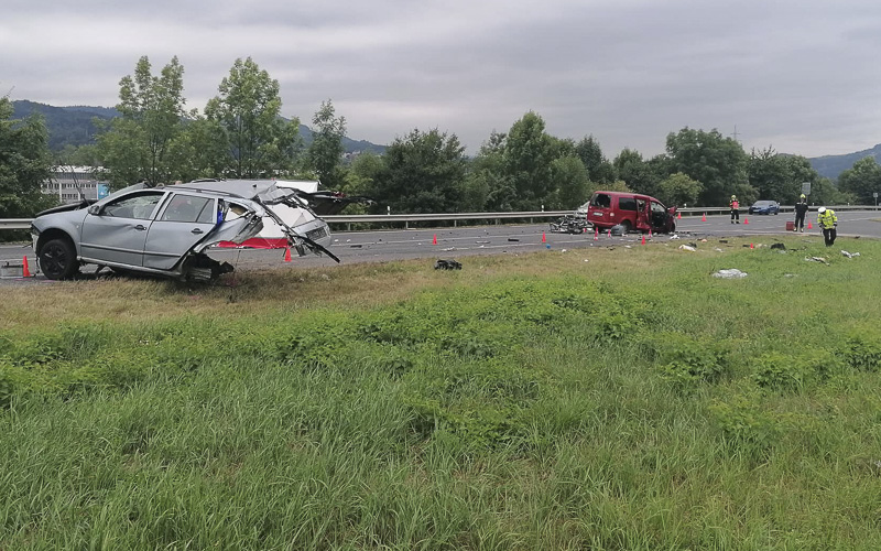 AKTUÁLNĚ: Těžká havárie na výjezdu z Děčína na Ústí, jeden člověk zemřel