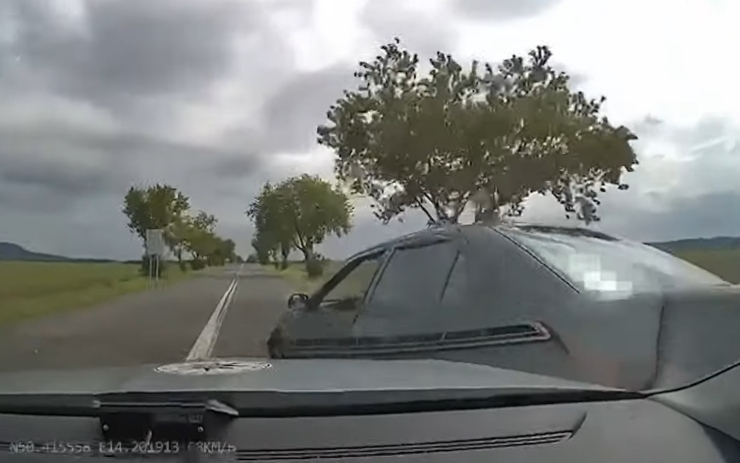 VIDEO: Zfetovaný řidič se zákazem ujížděl policistům, ti jako první v kraji použili PIT manévr