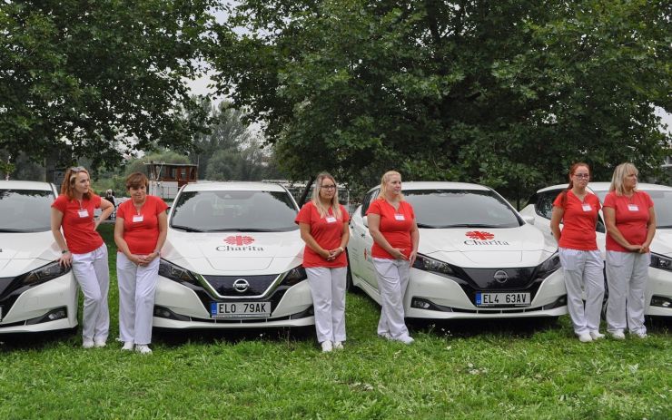 Charita Litoměřice převzala sedm nových elektroaut, sloužit budou pro potřeby terénní pečovatelské služby