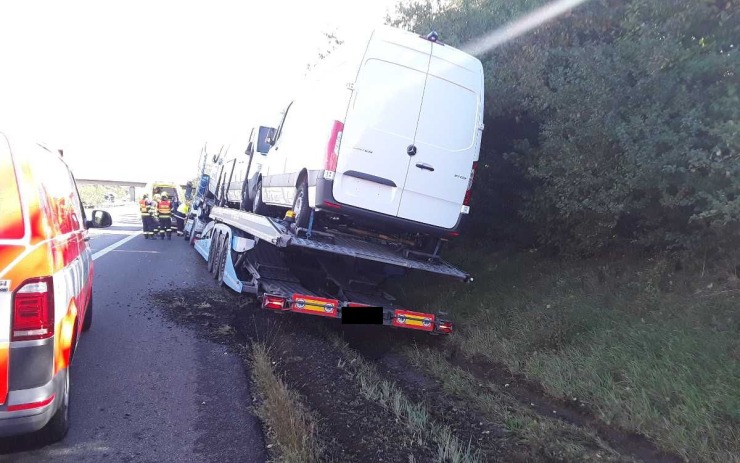 FOTO: Nehoda kamionu na dálnici D8 si vyžádala zranění, řidič skončil v péči záchranky