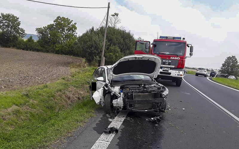 Vážná havárie u Třebívlic. Hasiči vyprošťovali z vozu zraněného člověka