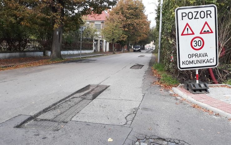 Začala oprava silnice v Liberecké ulici, provoz je obousměrně zachován s nižší rychlostí