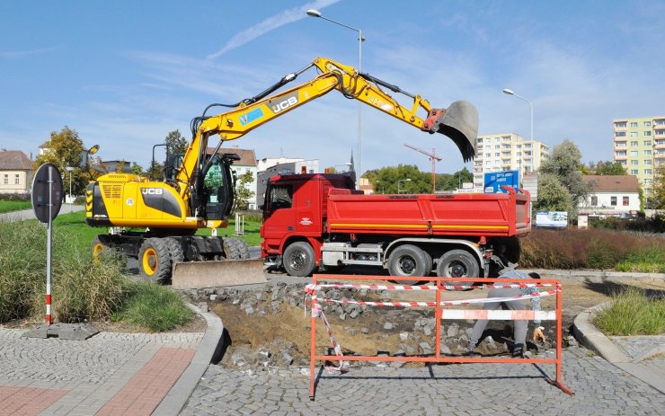 Začaly opravy u autobusového nádraží, komunikace byla v havarijním stavu. Jak dlouho potrvají?