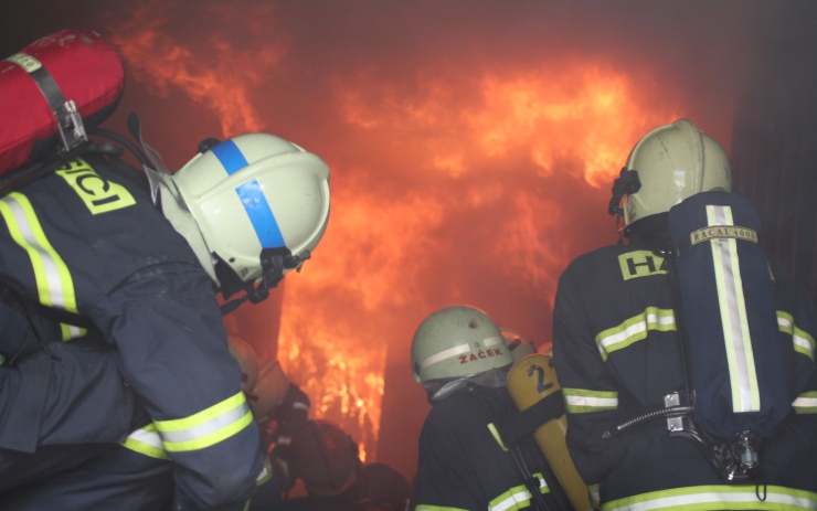 Pět jednotek hasičů vyjíždělo k požáru lakovny ve Vruticích, hořelo auto v jámě dílny