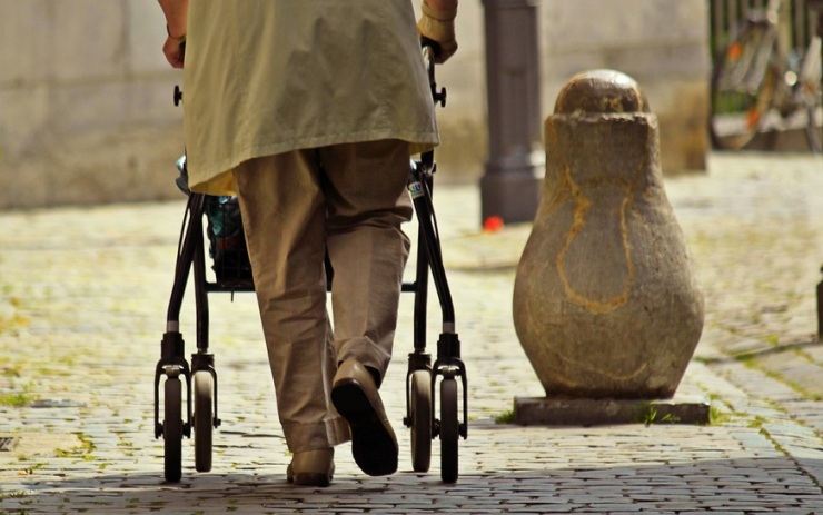 Muž okradl seniorku s chodítkem, přetahoval se s ní o peněženku. Za loupež mu teď hrozí až deset let za mřížemi