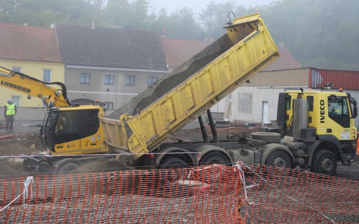 Firma provádějící rekonstrukci roudnického nádraží upozorňuje na noční práce