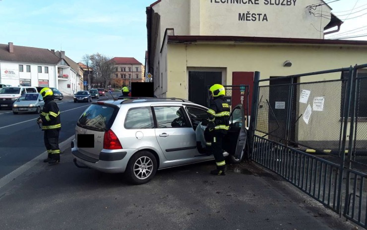 FOTO: Hasiči vyjížděli k nehodě v ulici Na Kocandě, střetla se tu dvě osobní auta