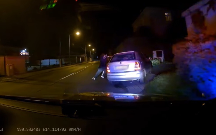 VIDEO: Řidič místo zastavení šlápl na plyn! Pak se před policisty snažil utéct