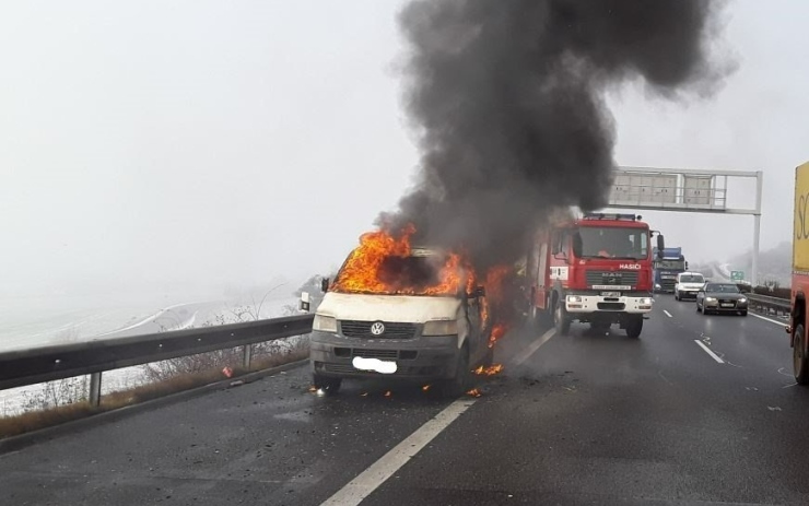 AKTUÁLNĚ OBRAZEM: Dodávku na dálnici D8 zachvátil požár, plameny ji zcela zničily