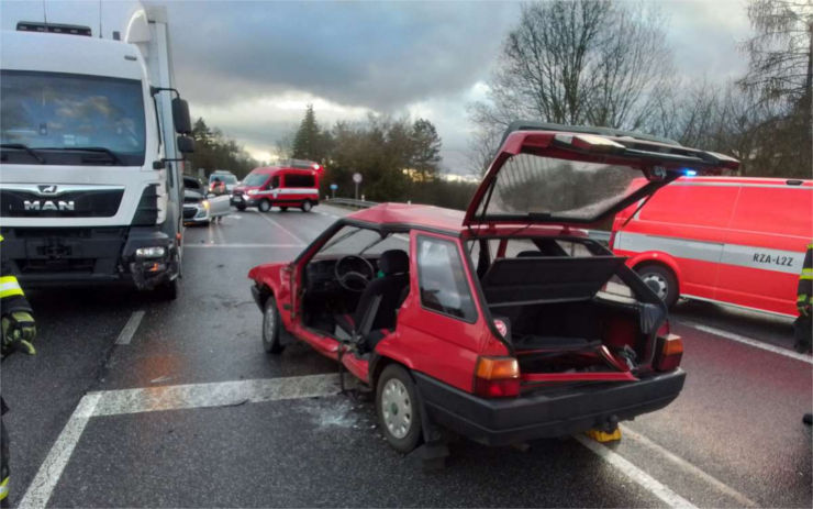 FOTO: Při nehodě dvou osobních aut a náklaďáku se zranil jeden člověk, hasiči ho museli vyprostit