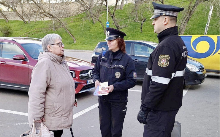 Policisté před Velikonocemi upozorňovali seniory u obchodů na kapsáře