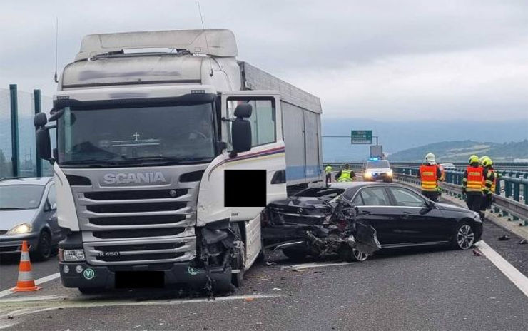 AKTUÁLNĚ: Na dálnici D8 se střetlo nákladní auto s osobákem, tvoří se kolony