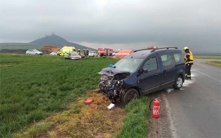 FOTO: Při nehodě dvou osobních aut u Chodovlic se zranili dva lidé