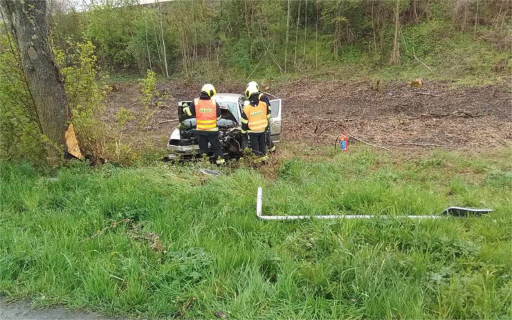 AKTUÁLNĚ: U Bohušovic nad Ohří porazilo auto značku a havarovalo do stromu. Na místě zasahovali hasiči a záchranka