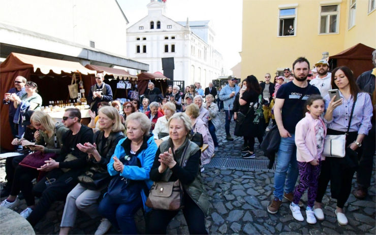 Zahájení turistické sezóny si nenechaly ujít stovky lidí