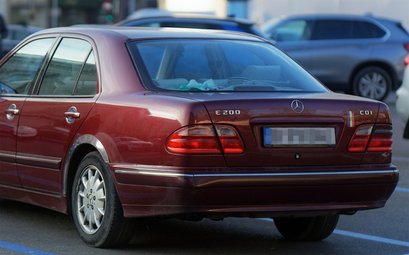 V autě mám výbušninu, hrozil cizinec na parkovišti. Pak napadl policisty