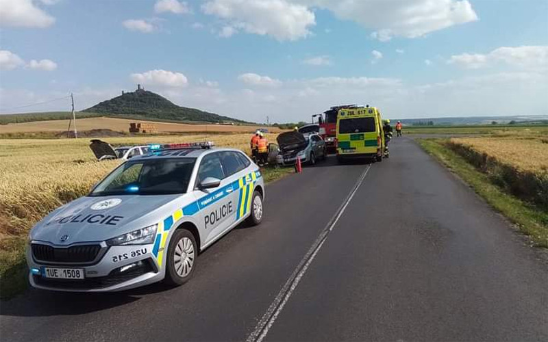 FOTO: Nedaleko Hazmburku se srazila dvě osobní auta, zraněného člověka ošetřili hasiči