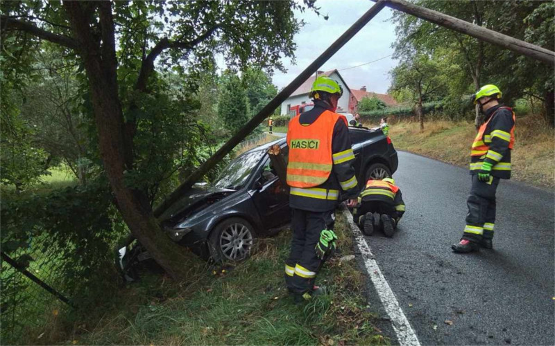 FOTO: Osobní auto přerazilo sloup telefonního vedení, na místo vyjížděli hasiči a záchranka