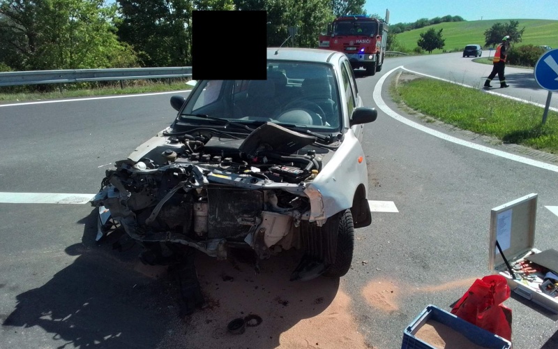 AKTUÁLNĚ: U nájezdu na dálnici D8 u Nových Dvorů se srazil autobus s osobním vozem. Provoz houstne