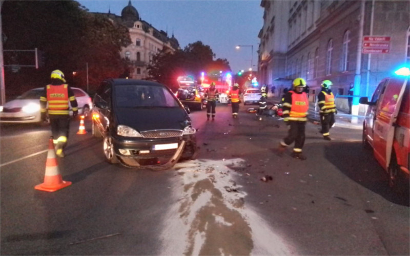 OBRAZEM: V Litoměřicích se ráno střetlo auto s motorkou, na místě zasahovaly záchranné složky