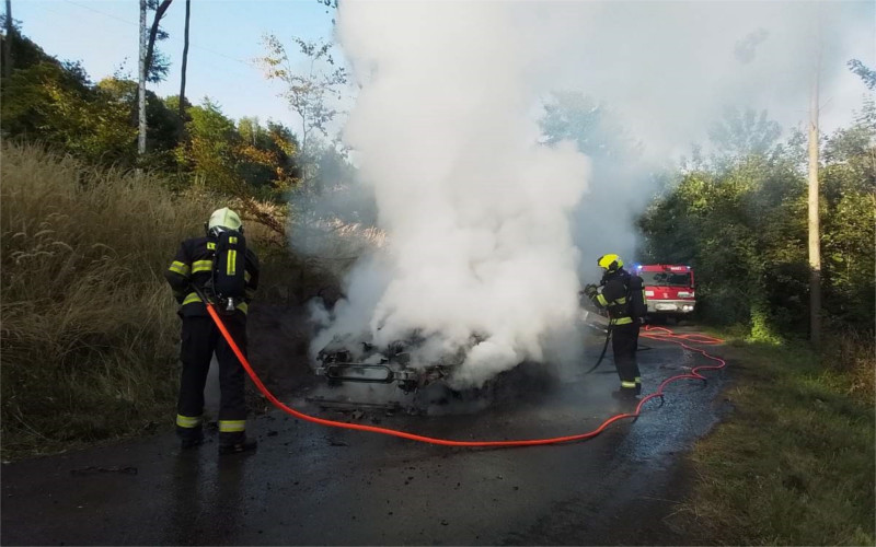 FOTO: Požár osobního auta zaměstnal tři jednotky hasičů. Plameny vozidlo zcela zničily