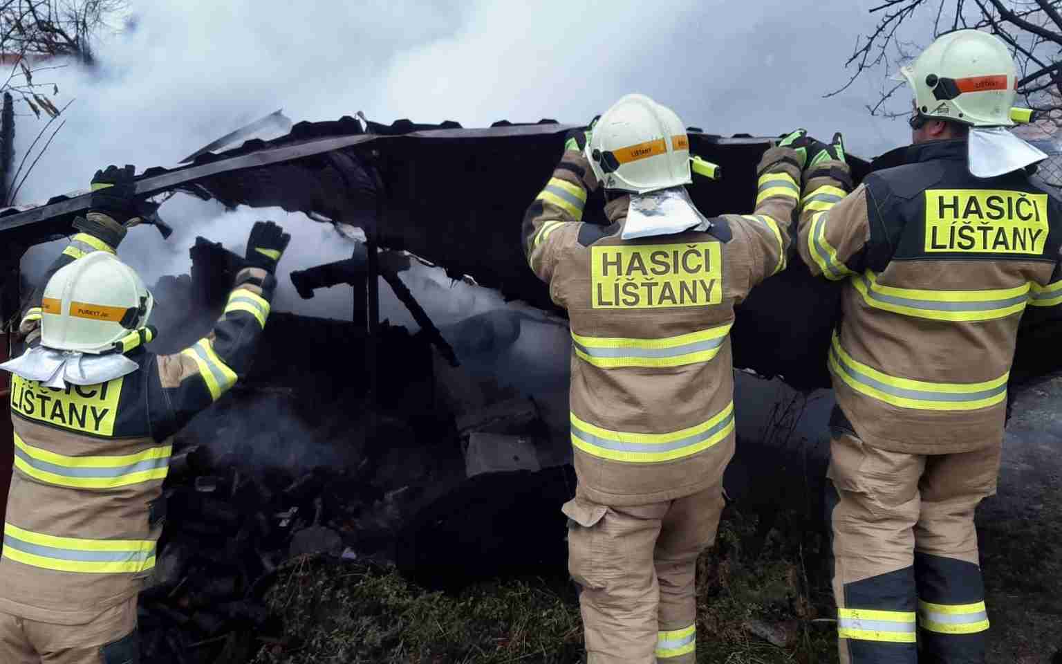 FOTO: V Nové Vsi hořela zahradní chatka. Škoda jde do statisíců