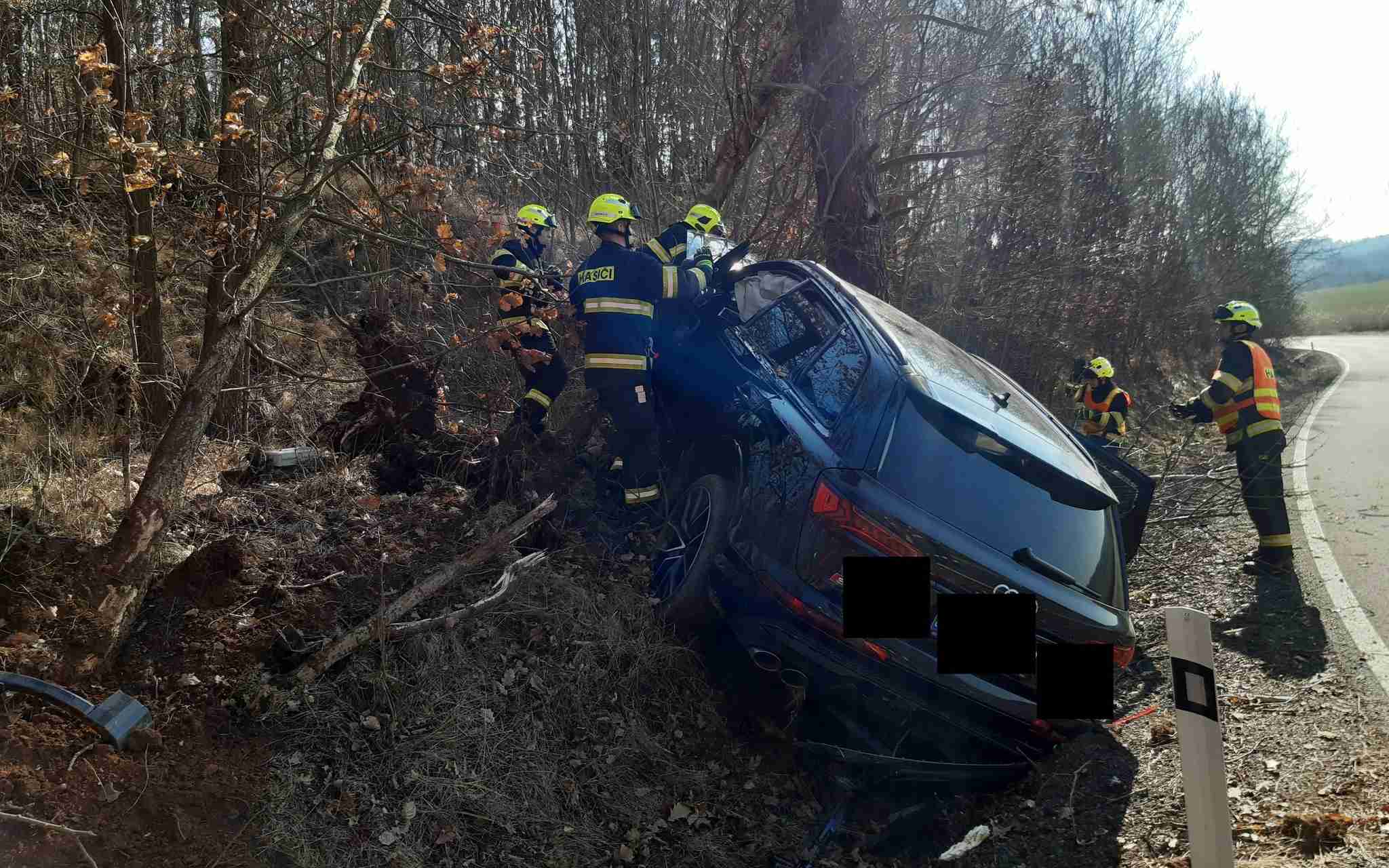 U Měcholup na Lounsku skončilo auto mimo silnici