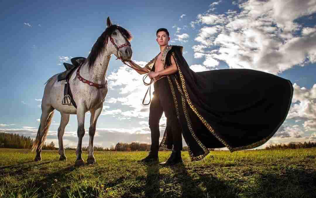 ROZHOVOR: Při focení dvakrát spadl z koně, přesto to Dominik Chabr, nejkrásnější muž světa, nevzdal a usedl do sedla i potřetí