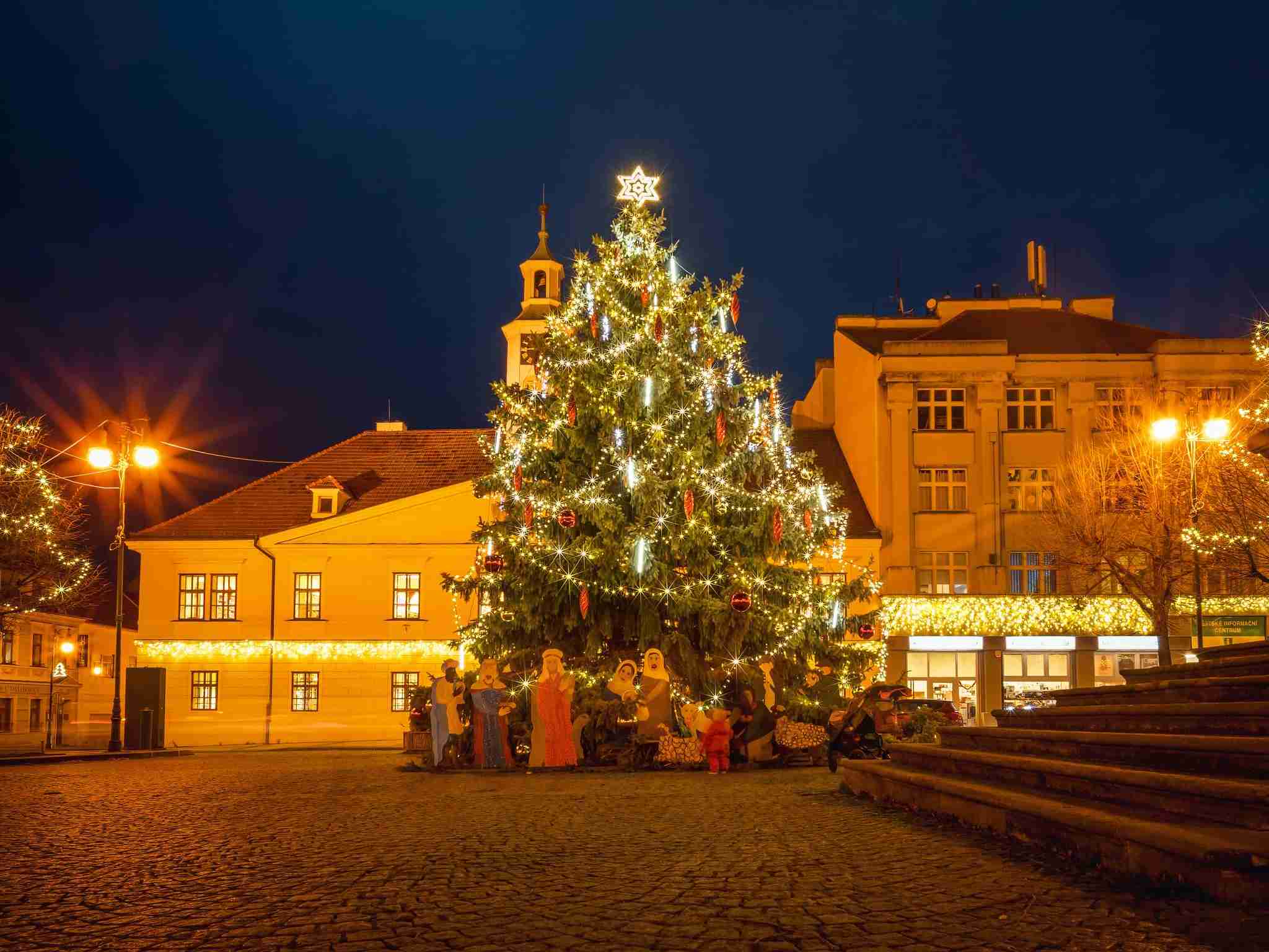 Rozsvícení vánočního stromu v Lounech bude v neděli 27. listopadu. Na programu jsou dětská vystoupení a projevy představitelů města