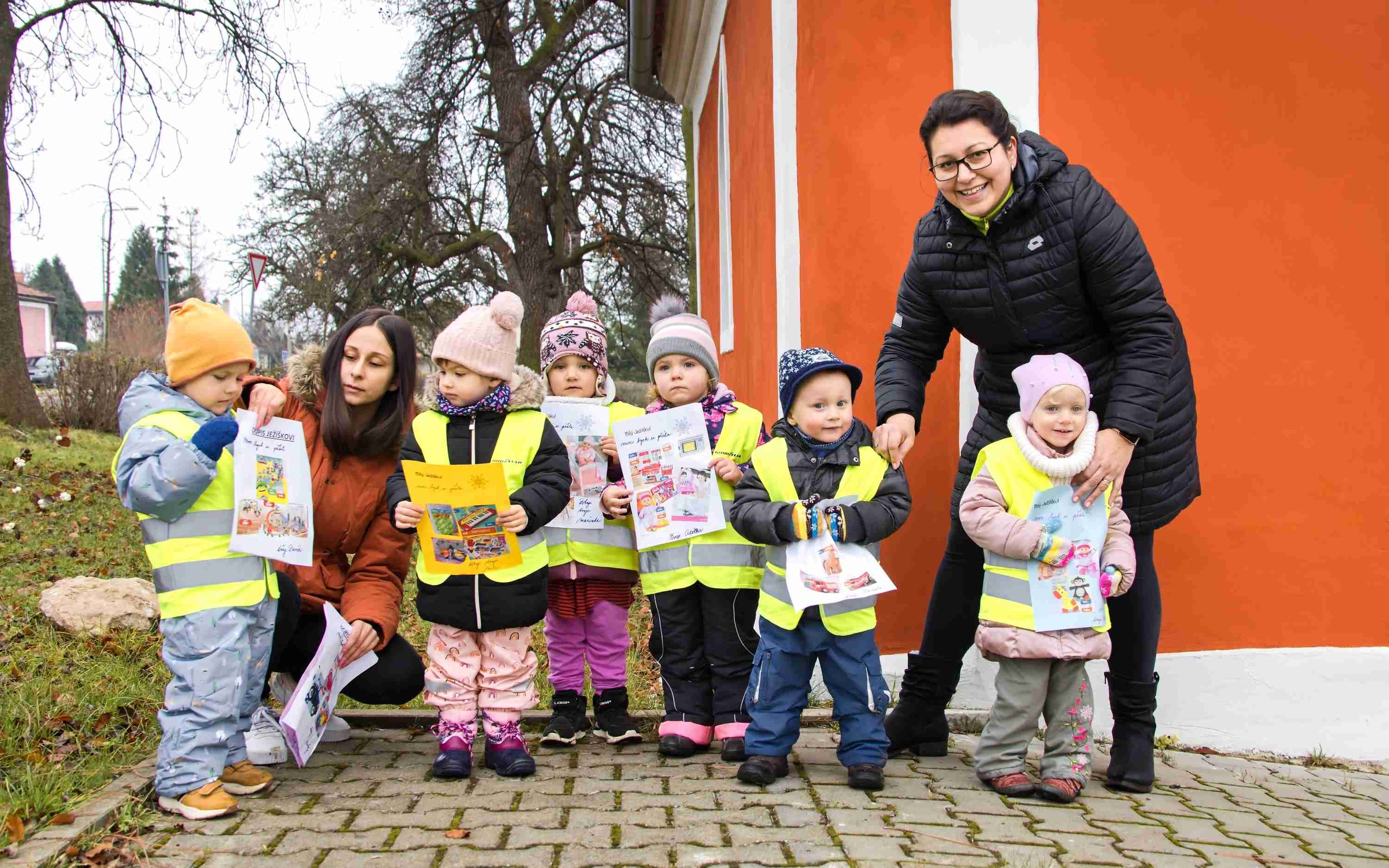 OBRAZEM: Panenky, vláček nebo kuchyňka. Děti z podbořanské Chůvičky psaly přání Ježíškovi