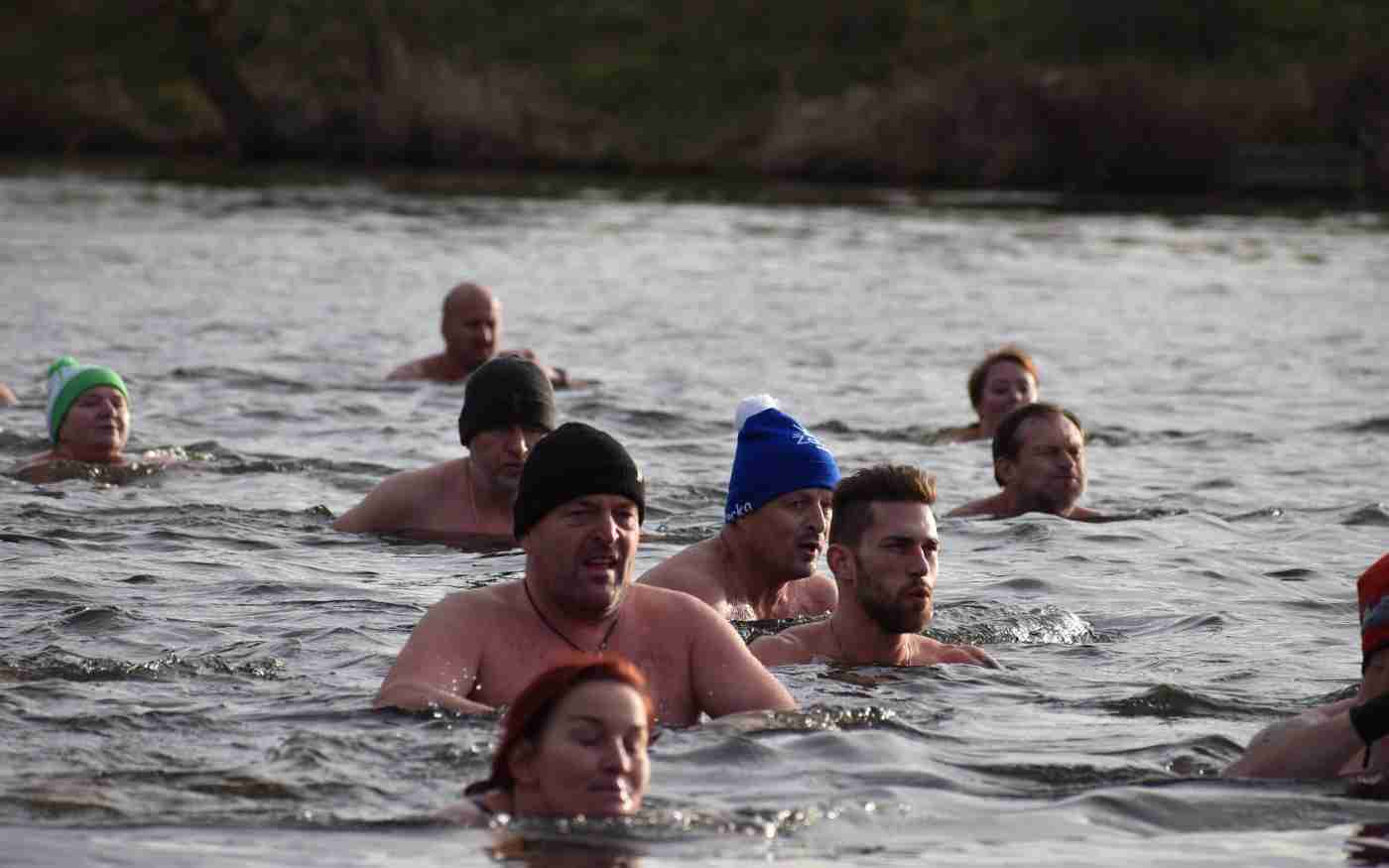 FOTO: Silvestrovský ponor otužilců vynesl 19 tisíc pro nemocného Lukáška