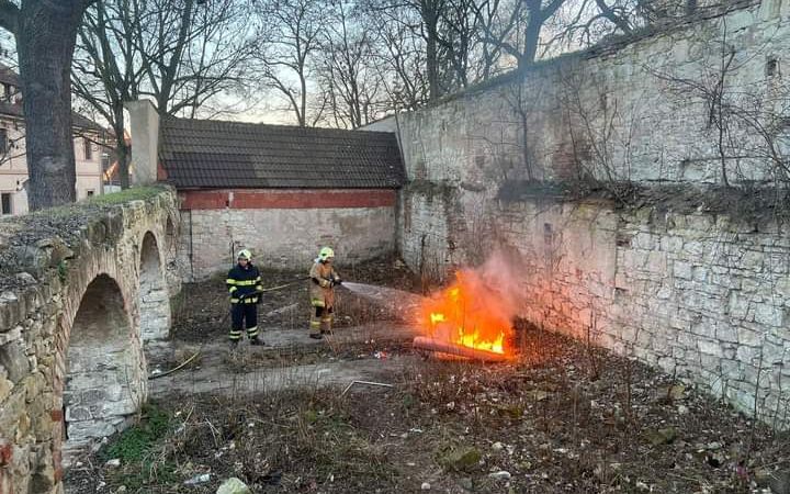 Někomu se zřejmě už nehodila stará sedačka. Nedaleko zámecké zahrady jí někdo zapálil