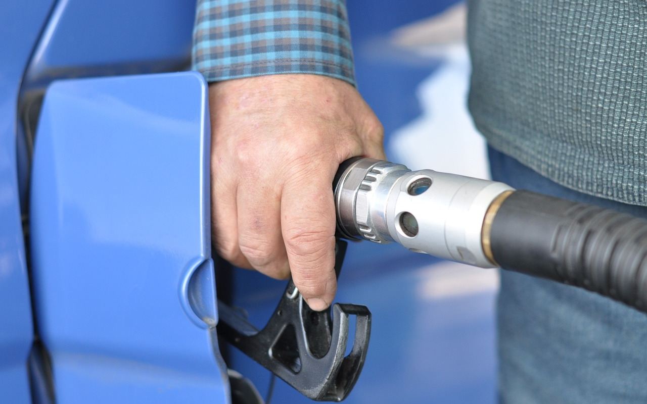 Nafta v Česku stojí i pod 30 korun za litr. Budou ceny klesat i nadále?