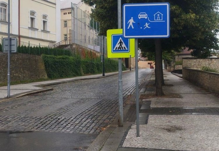 Řidiči v obytné zóně v centru Loun se vystavují pokutám. Parkují, kde nemají