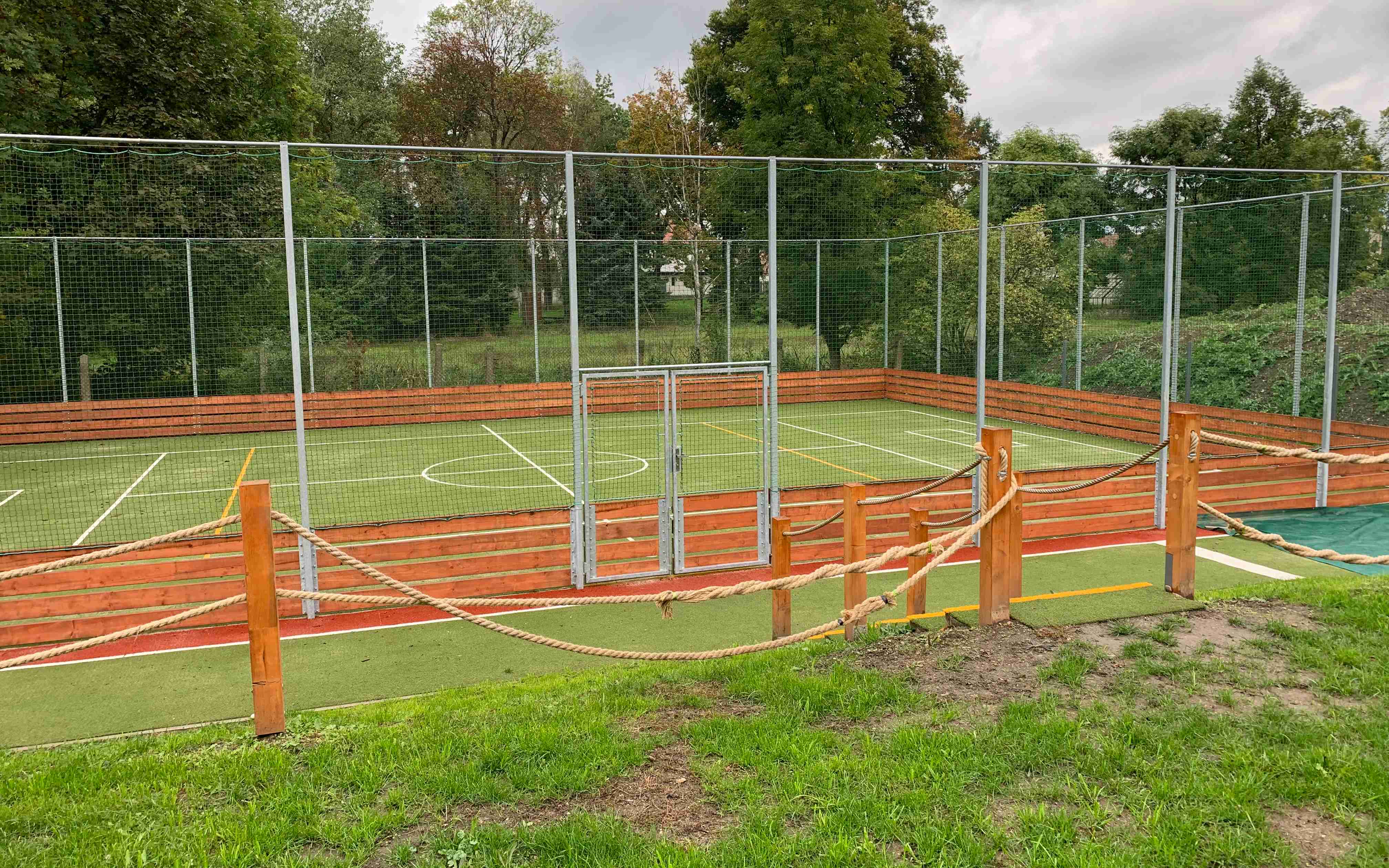 FOTO: Fotbal, florbal, nohejbal nebo tenis. V Novém Sedle mají děti nové multifunkční hřiště