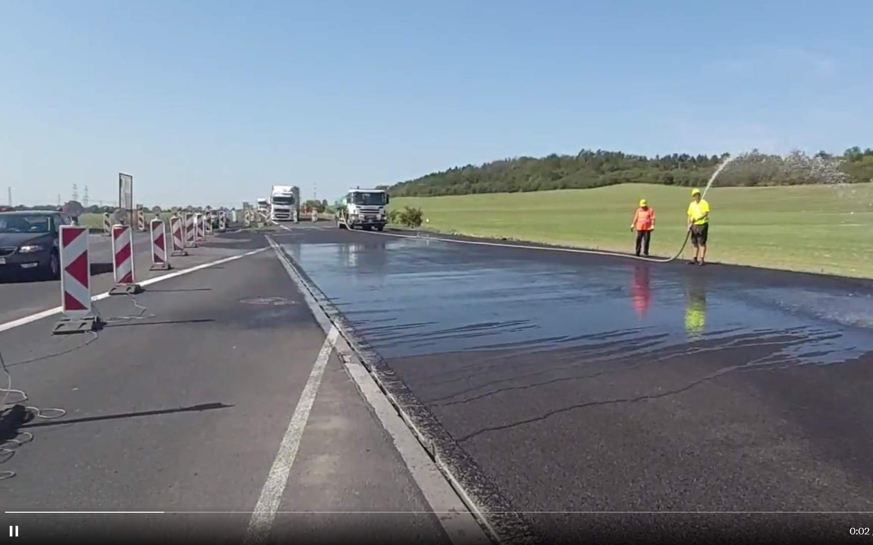 VIDEO: Silničáři napojují D7 na silnici. Práci stihli dříve než se plánovalo