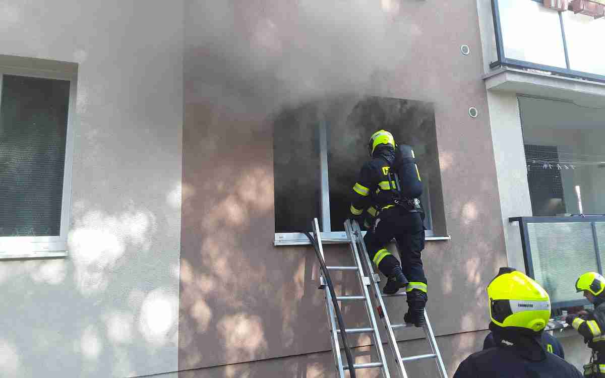 V Žatci hořela ubytovna. Hasiči evakuovali 13 lidí 