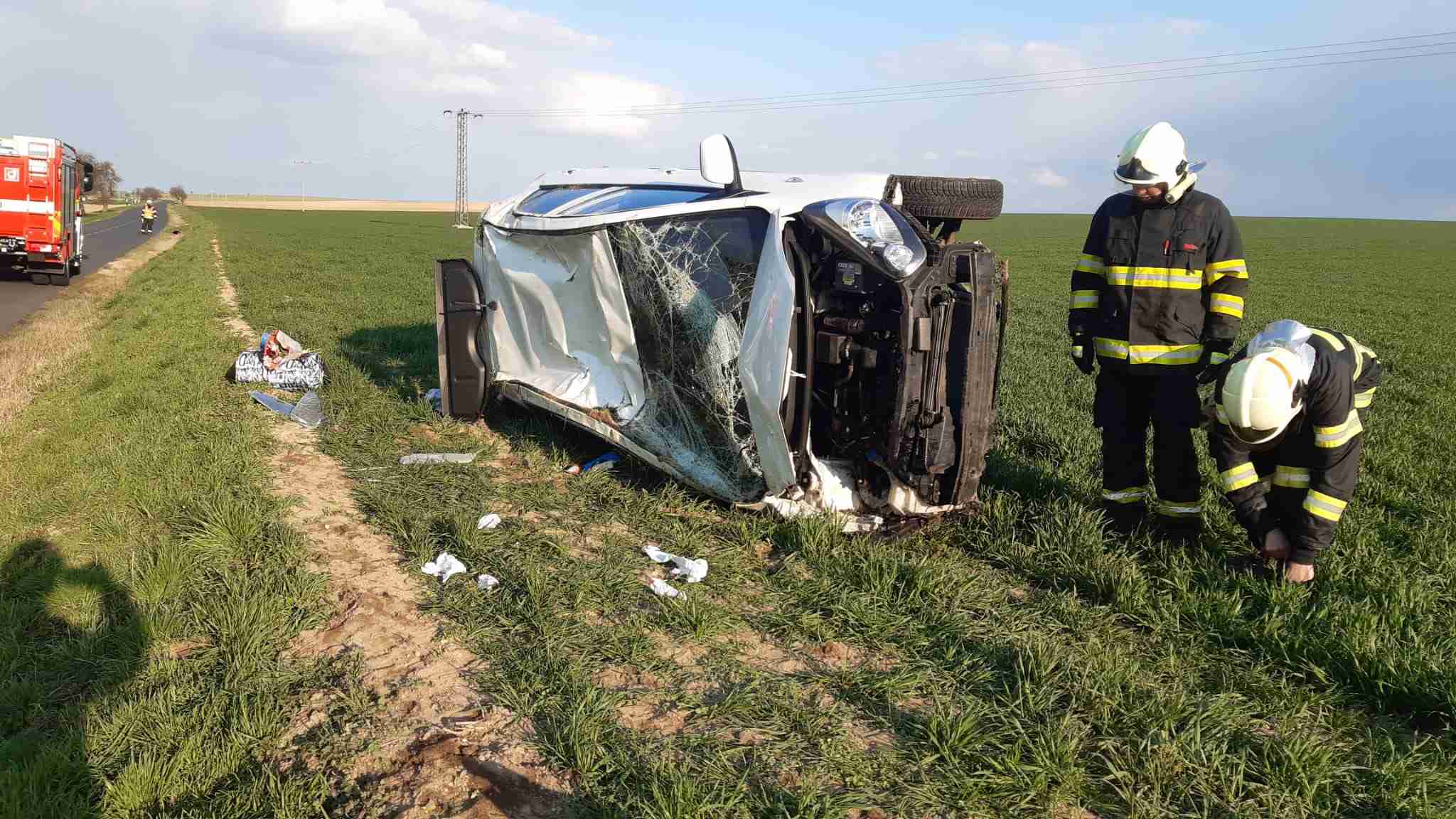 U Peruce vylétlo auto ze silnice a skončilo na boku. Na místě byli zranění lidé