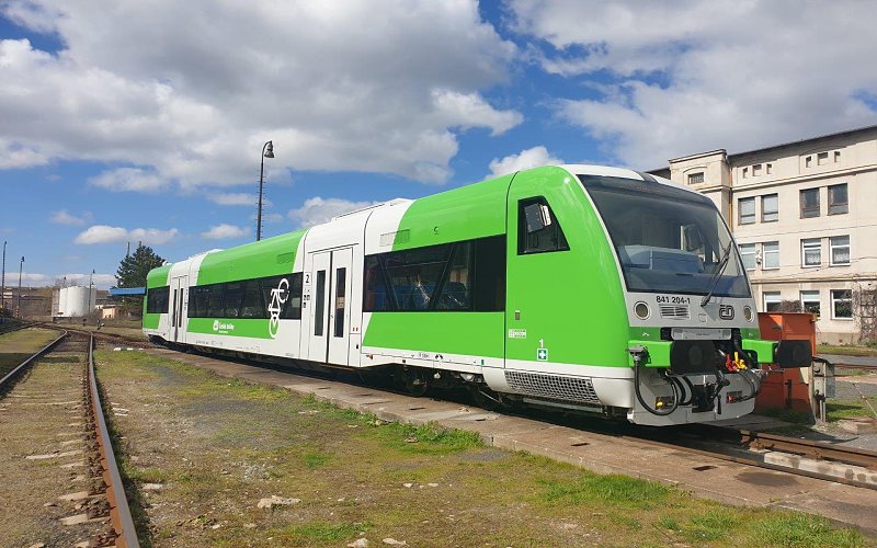 Do Ústeckého kraje míří modernizované vlakové vozy. První už je v Lounech