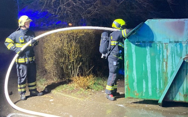 FOTO: V obci Blažim hořel velkokapacitní kontejner plný odpadu